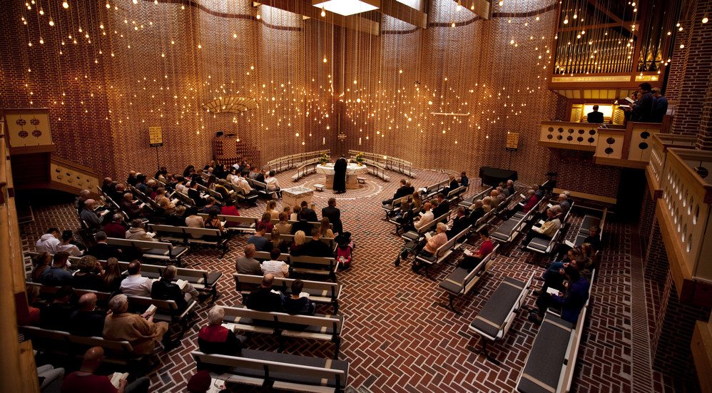 Denne kirke er indrettet klassisk luthersk med prædikestol, døbefont og nadverbord som de centrale elementer