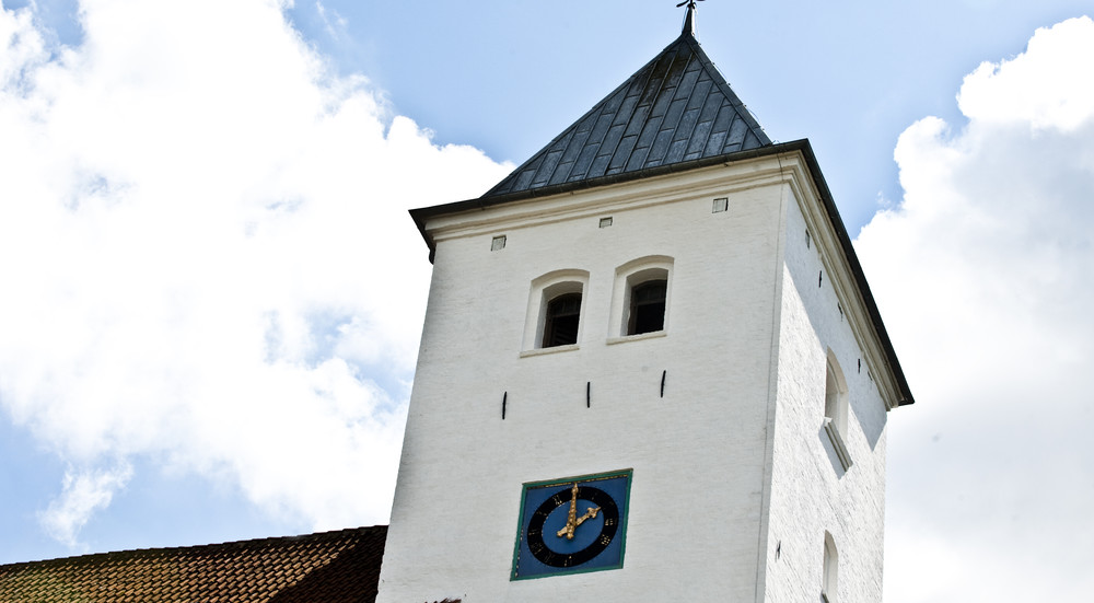 Før gudstjenesten ringes der tre gange med kirkens klokker